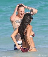 组图：黛米摩尔与小男友度假 水中扑倒紧贴不放