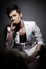 组图：至上励合拍时尚大片 显露熟男气质