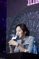 高清组图：张根硕亮相亚洲巡演发布会眼线妆抢眼