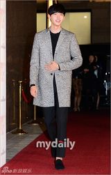 组图：李钟硕等出席时尚派对 宋茜低胸CL露腰