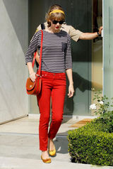 组图：泰勒-斯威夫特金发红唇腔调十足