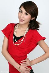 组图：王梓诺红衣贺新春 《孔雀翎》闹热春节