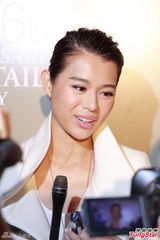 组图：胡杏儿默认有追求者 不会为结婚定限期