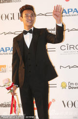 组图：韩佳人金宣儿性感争艳 李秉宪盛装亮相