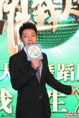 组图：张柏芝带伤热舞 撒贝宁遭调戏脸红