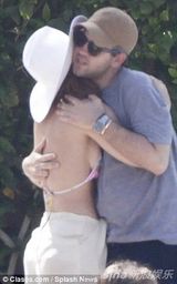 组图：LadyGaga甩30磅赘肉 度假比基尼秀八字奶