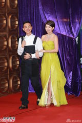 组图：TVB台庆红毯闪耀 米雪梳冲天髻杨怡珠光宝气