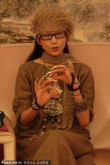 组图：杨丽萍长指甲如鬼魅 外甥女彩旗长发一米