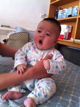 组图：小宝贝怕打针躲墙角萌翻网友