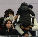 组图：张亮全家现身机场 天天被粉丝吓哭