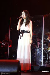 组图：阎奕格为演唱会彩排 现场大秀钢琴才艺