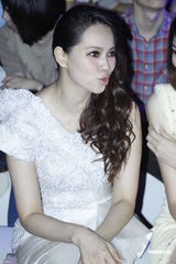 组图：伊能静鬼魅迷人look看秀 见牙不见眼聊得欢