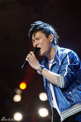 幻灯图：张信哲北京个唱演绎20年经典 打造万人KTV