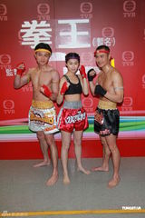 组图：《拳王》记者会 郑嘉颖黄浩然裸上身秀肌肉