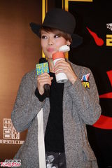 组图：阿娇沉浸恋情微笑 携容祖儿出席活动