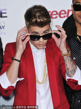 组图：比伯红西装亮相首映红毯 当众献吻妈咪