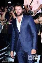 组图：休-杰克曼《金刚狼2》红毯卖萌逗乐