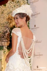 组图：谢婷婷着奢华婚纱 希望年年穿嫁衣