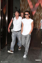 高清组图：谢霆锋香港拍广告 不回应婚变话题