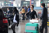 组图：刘亦菲携母亲回京 继父甘当行李工