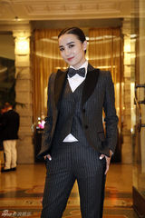 组图：宋佳头排看秀 酷帅中性造型英气逼人