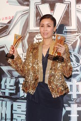 组图：众星亮相华语榜中榜颁奖礼 齐聚后台秀奖杯