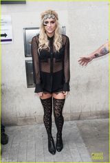 组图：钱婆kesha豪放开唱大劈叉狂开腿