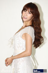 组图：韩车模具智星写真发布会秀傲人身材