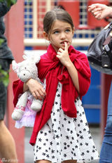 组图：凯蒂-赫尔姆斯带苏瑞玩耍显露母爱