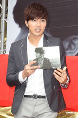 组图：贺军翔举办写真集《南法寄出》签售会