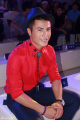 组图：李晨浩红装亮相跨界盛典款型十足