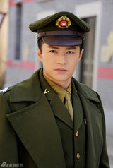 组图：郑国霖《孤胆英雄》玩分裂 上演制服诱惑