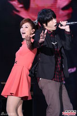 组图：罗志祥穿皮草露肩夜唱 歌迷嫌穿太多