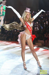 高清图：众超模走奢华内衣秀凸显骄人身材