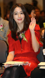 组图：韩国影评家协会电影颁奖 姜东元李敏贞捧奖