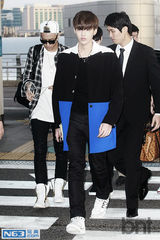 组图：EXO-M成员潮装亮相机场 帅气十足