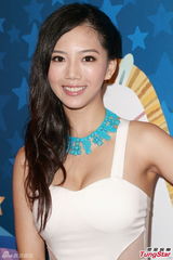 组图：李曼筠大秀小蛮腰 难接受嫩模互吻