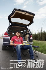 幻灯图：吕行拍摄时尚大片 与爱车亲密接触