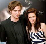 组图：曝暮光女转性爱女人 紧黏中性帅气新欢