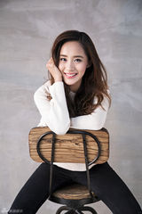 组图：王智写真还原真我本色 展标志性纯美微笑