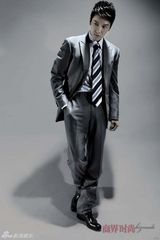 幻灯图：冯绍峰写真打造商界精英 睿智干练显成熟