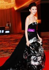 组图：巩新亮出席活动 抹胸礼服不合身险走光