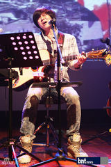 组图：韩星尹道贤出演慈善义卖会展天籁歌喉