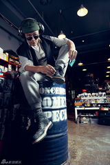 组图：邵兵表情开怀搞怪 演绎熟男雅痞风