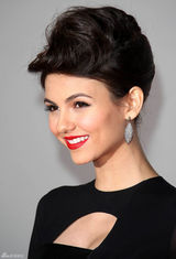 高清图：维多利亚-嘉丝蒂黑色短裙亮相身材窈窕