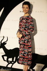 组图：车晓优雅助阵时尚秀场 过膝长裙演绎魅力