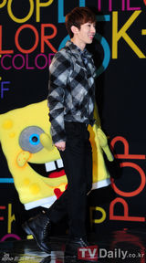 组图：韩星IU与好友秀智主持歌谣大战 众星云集