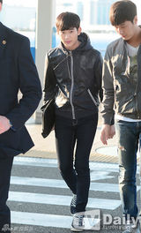 组图：金秀贤全智贤机场重聚 黑白配登对