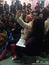 组图：张柏芝牵手小孩跳江南style被赞有爱心