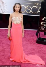 组图：凯莉-华盛顿嫩粉亮片鱼尾裙亮相红毯